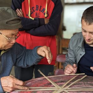 Un laotien de l'ethnie Khmu partage son savoir-faire du tressage