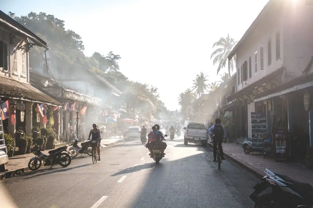 Une rue enfumée dans le centre-ville à l'architecture coloniale de Luang Prabang durant la journée.