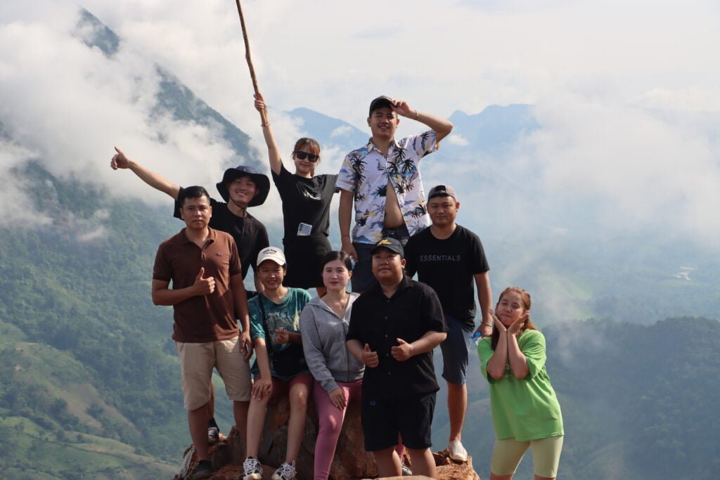 Un groupe prenant une photo après une randonnée proche du village de Nong Khiaw.