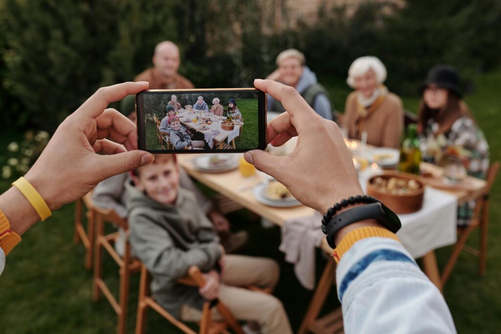 Une photo d’un groupe partageant un repas illustrant que les voyages personnalisés s'adaptent à chacun.