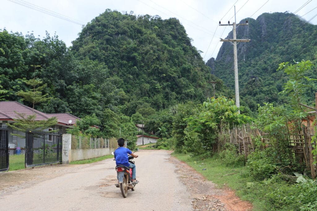 Une moto à travers les montagnes karstique de Vang Vieng au Laos.